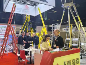 FELINA: EL NUEVO EQUIPAMIENTO PORTÁTIL Y UNIPERSONAL PARA TRABAJAR EN ALTURA HASTA 6M QUE SORPRENDE EN SICUR Y EISENWARENMESSE