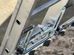 ¿Se puede acceder a una cubierta con una escalera de mano de forma segura?