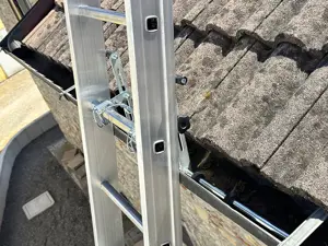 ¿Se puede acceder a una cubierta con una escalera de mano de forma segura?