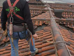 ¿Se puede acceder a una cubierta con una escalera de mano de forma segura?