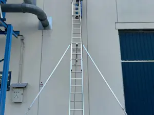 ¿Se puede acceder a una cubierta con una escalera de mano de forma segura?