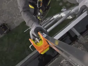 ¿Se puede acceder a una cubierta con una escalera de mano de forma segura?