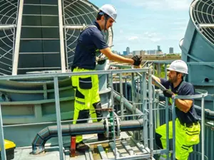 Protección colectiva en trabajos en altura: normativa y soluciones para la prevención de riesgos laborales