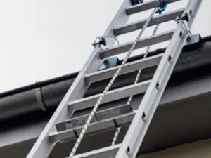 ¿Se puede acceder a una cubierta con una escalera de mano de forma segura?