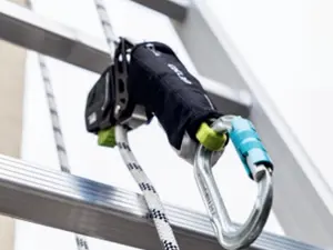 ¿Se puede acceder a una cubierta con una escalera de mano de forma segura?