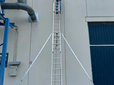 ¿Se puede acceder a una cubierta con una escalera de mano de forma segura?