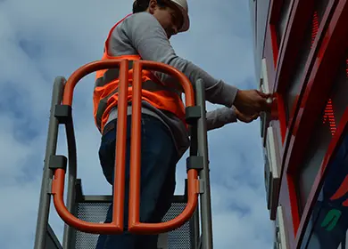 Nuevo catálogo de plataformas elevadoras PEMP SVELT – Elevadores unipersonales y máquinas de elevación