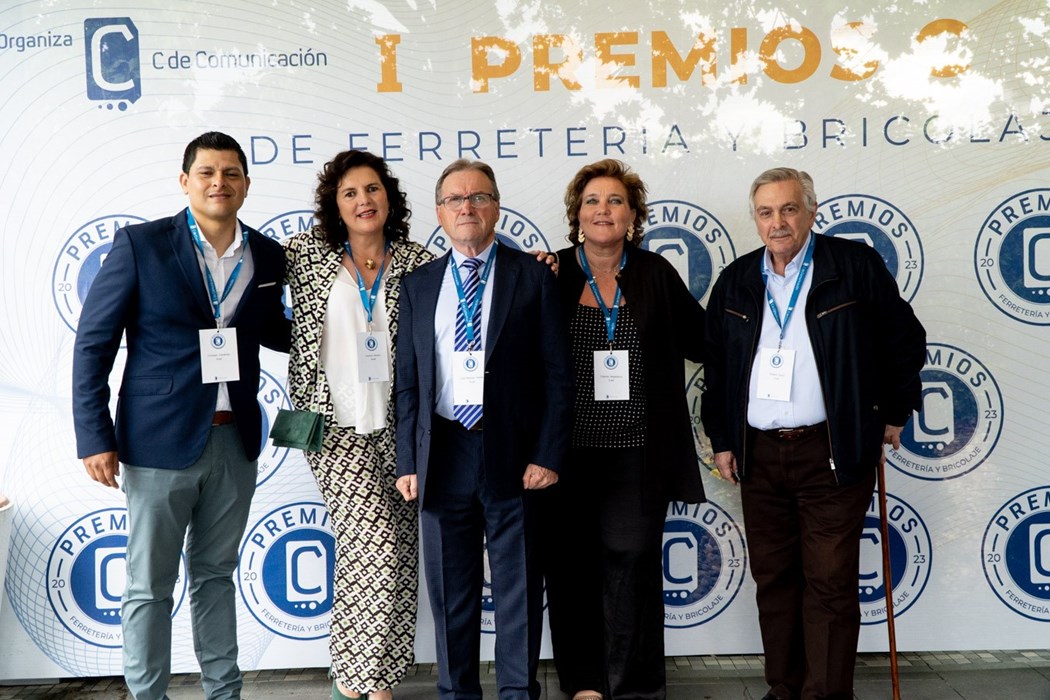 Carmen Álvarez y Yolanda Magdalena junto con nuestros representantes (C.Cárdenas, R.Pardo y J.M.Valdés)