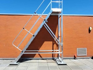 Instalación de escalera fija Svelt en CSIC