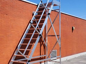 Instalación de escalera fija Svelt en CSIC