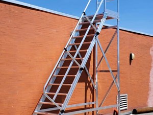 Instalación de escalera fija Svelt en CSIC