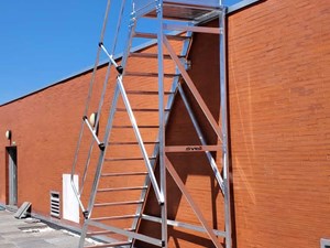 Instalación de escalera fija Svelt en CSIC