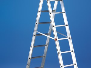 EN131: NORMATIVA OBLIGATORIA PARA ESCALERAS EN EL ÁMBITO LABORAL 
