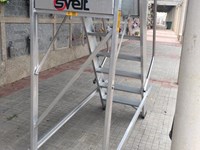 Castellana Maxi - Escalera con plataforma y peldaño ancho