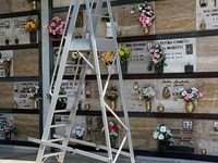 Castellana - Escalera de cementerios con plataforma amplia