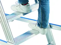Castellana - Escalera de cementerios con plataforma amplia