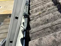 Accesorio de fijación de escalera en su parte superior a: bordes, vallas publicitarias, canalones 