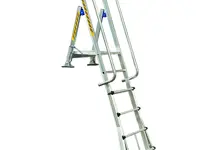 Escalera telescópica ajustable para acceso a camiones