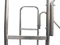 Ikaro - Escalera industrial con plataforma y guardacuepos