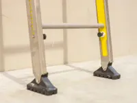 PATAS REGULABLES EN ALTURA PARA ESCALERAS DE FIBRA