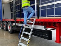TRUCK - Escalera de acceso para camiones con barandillas