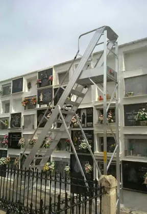 Castellana Maxi - Escalera con plataforma y peldaño ancho