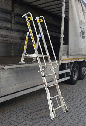 Escalera telescópica ajustable para acceso a camiones