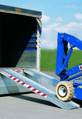 RAMPAS DE ALUMINIO NERVADO - Rampas de carga de 1,80 m a  4,60 m