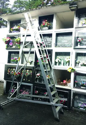 Castellana - Escalera de cementerios con plataforma amplia