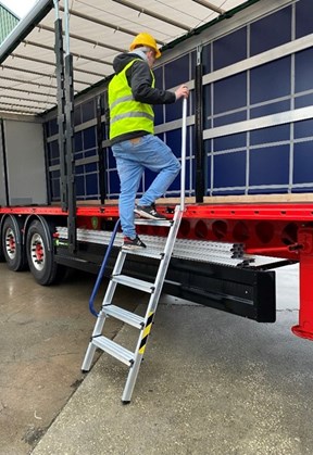 TRUCK - Escalera de acceso para camiones con barandillas