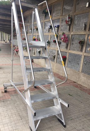 Castellana Maxi - Escalera con plataforma y peldaño ancho