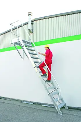 ESCALERA FIJA – Escalera de acceso inclinada con plataforma de descanso y protección