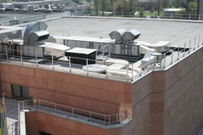 Barandillas perimetrales de protección colectiva para techos