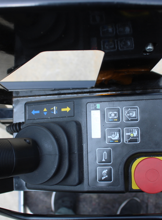 VERTICAL MAST LIFT – Plataforma aérea de empuje y elevación eléctrica con mástil vertical