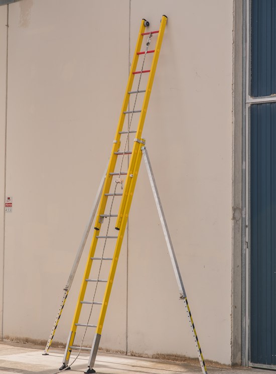Fibrasafe - Escalera de fibra con sistema anticaida para trabajos en fachadas