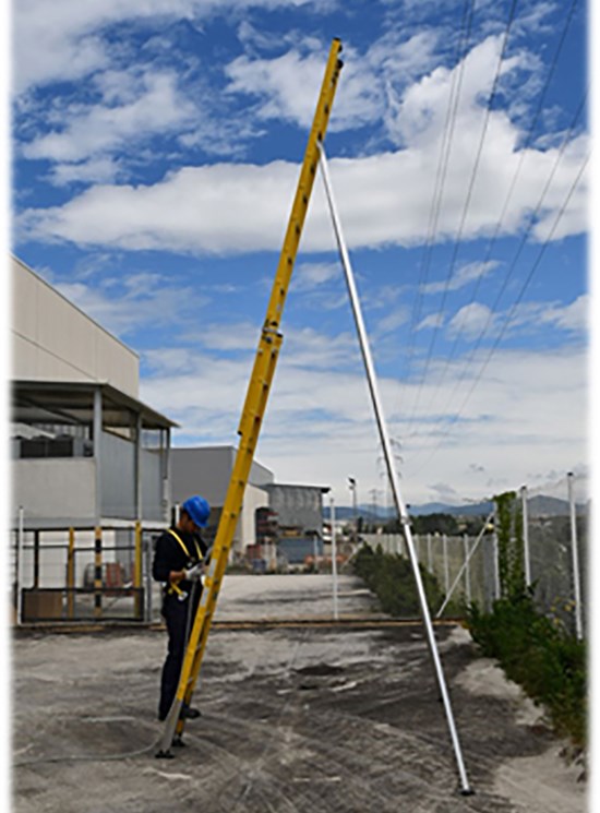 Fibrasafe - Escalera de fibra autoportante para trabajos en postes de madera