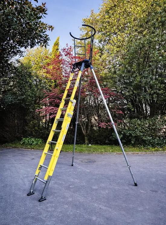 FELINA DE FIBRA: ESCALERA TELESCÓPICA MULTIFUNCIÓN AISLANTE