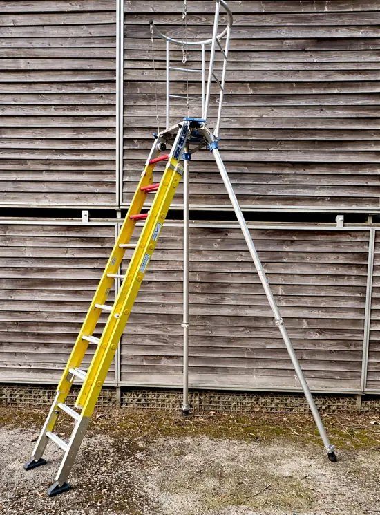 FELINA DE FIBRA: ESCALERA TELESCÓPICA MULTIFUNCIÓN AISLANTE