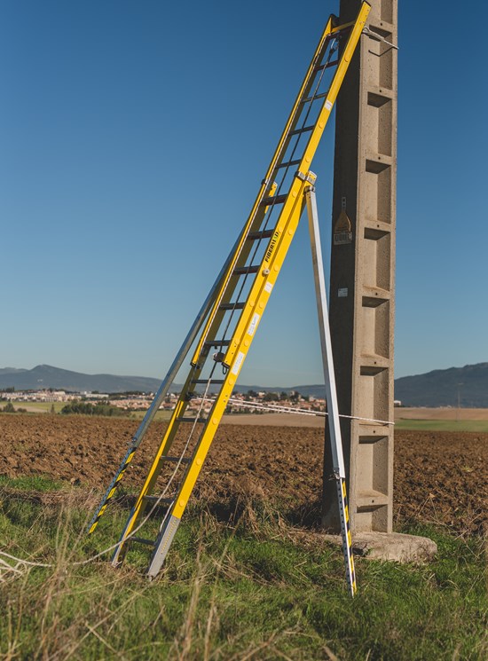 Fibrasafe - Escalera de fibra con sistema anticaida para trabajos en fachadas y postes sólidos