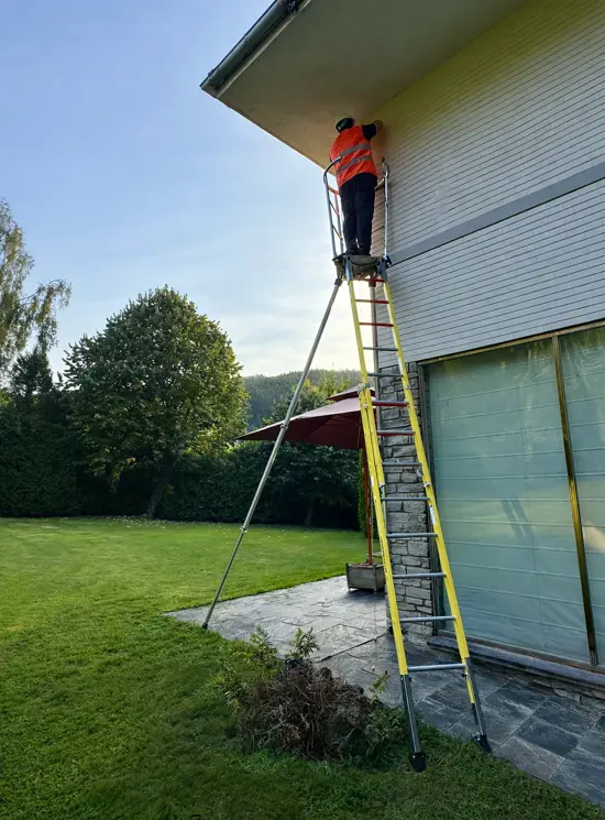 FELINA DE FIBRA: ESCALERA TELESCÓPICA MULTIFUNCIÓN AISLANTE