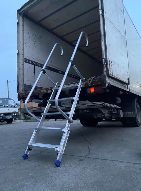 TRUCK - Escalera de acceso para camiones con barandillas