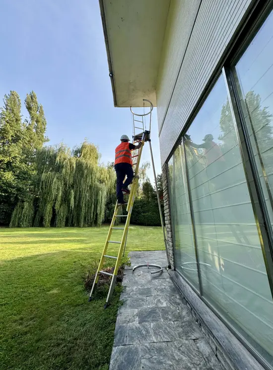 FELINA DE FIBRA: ESCALERA TELESCÓPICA MULTIFUNCIÓN AISLANTE