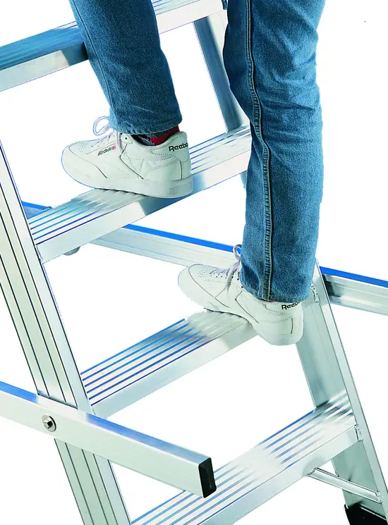 Castellana - Escalera de cementerios con plataforma amplia
