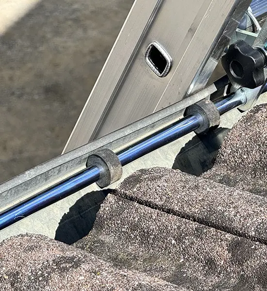 Accesorio de fijación de escalera en su parte superior a: bordes, vallas publicitarias, canalones 