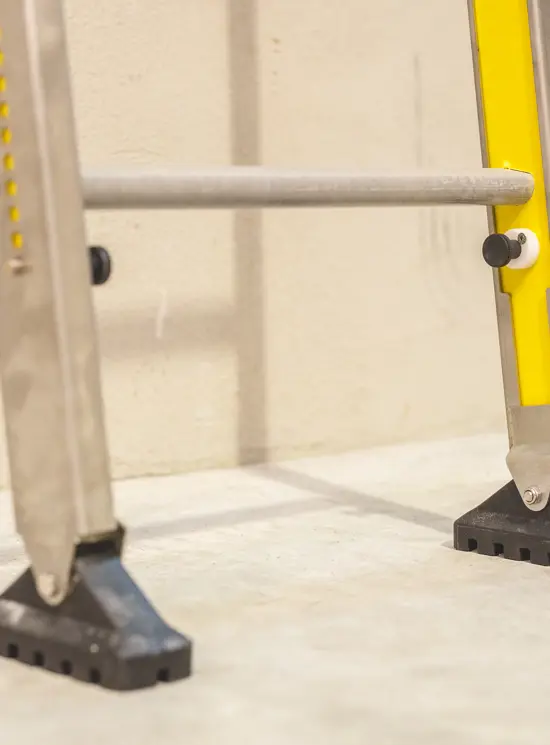 PATAS REGULABLES EN ALTURA PARA ESCALERAS DE FIBRA