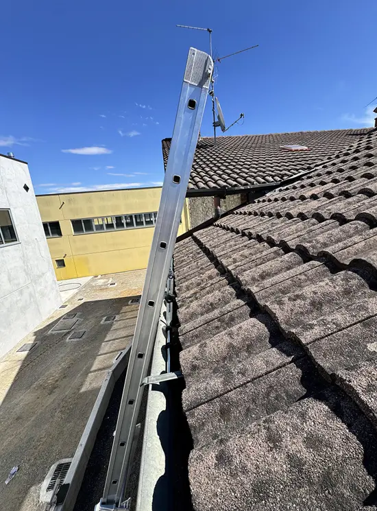 Accesorio de fijación de escalera en su parte superior a: bordes, vallas publicitarias, canalones 