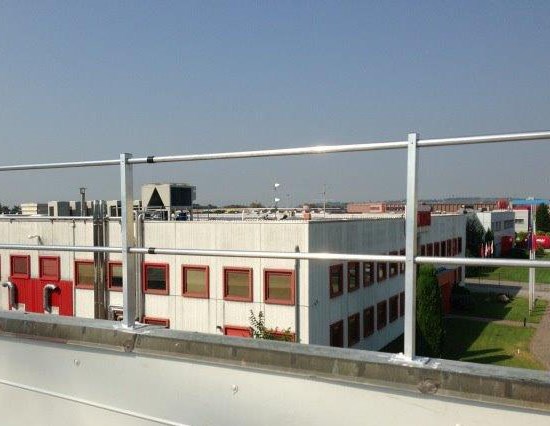 Barandillas perimetrales de protección colectiva para techos