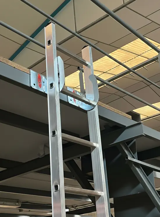 Ganchos de pared en ángulo para escalera