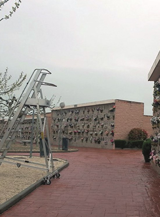 Castellana - Escalera de cementerios con plataforma amplia