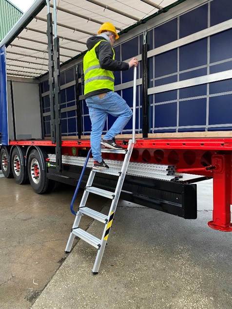 TRUCK - Escalera de acceso para camiones con barandillas